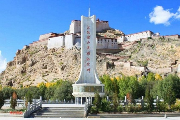 Pháo đài Gyantse và tháp Kumbum vạn Phật: dấu ấn lịch sử trên đường tour