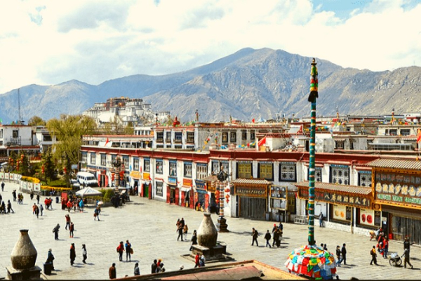 Phố Barkhor quanh chùa Jokhang: vòng kora, khu chợ và nhịp sống hành hương