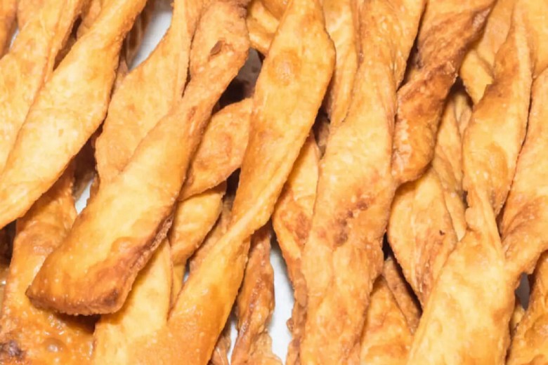 Bánh khapse chiên xếp thành tháp trên bàn thờ ngày Losar