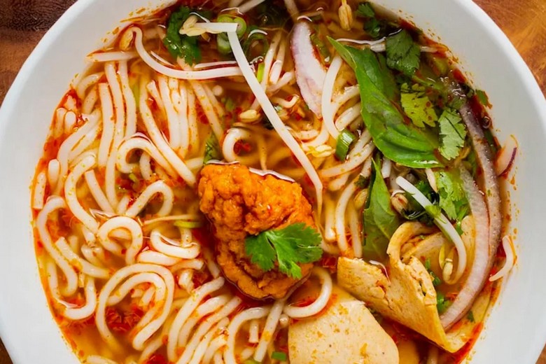 Bát mì thukpa nóng hổi với thịt yak và rau