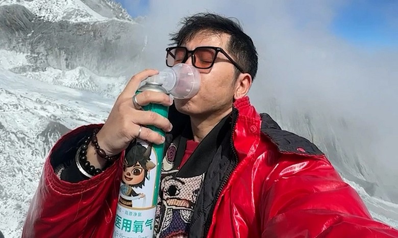 Bình oxy và hướng dẫn viên hỗ trợ khách trên cao nguyên Tây Tạng