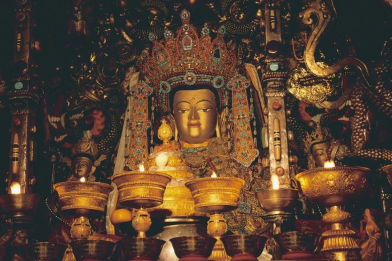 Bích họa và tượng Phật trong một gian điện của tháp Kumbum