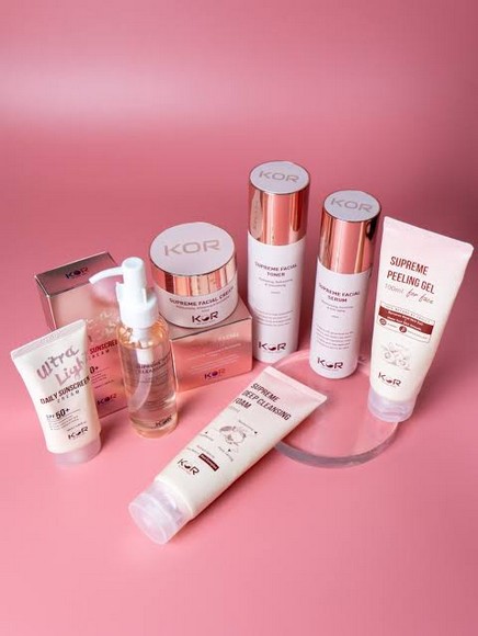 Bộ đồ chăm da gồm kem chống nắng, son dưỡng, kem dưỡng ẩm, serum, kính râm và khăn