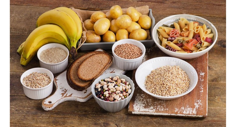 Bữa ăn giàu tinh bột với cơm, mì và khoai trên cao nguyên