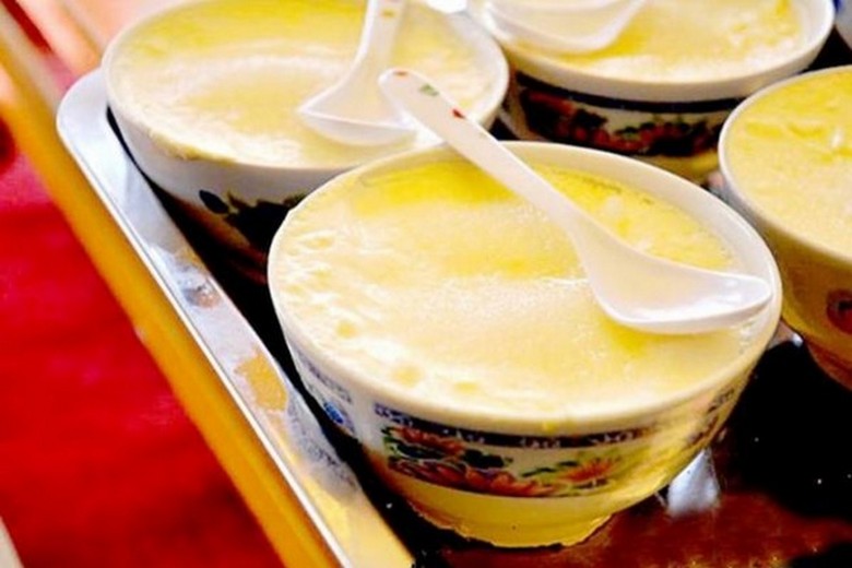Bữa ăn nóng nhẹ nhàng với trà bơ và món hấp tại nhà hàng ở Lhasa