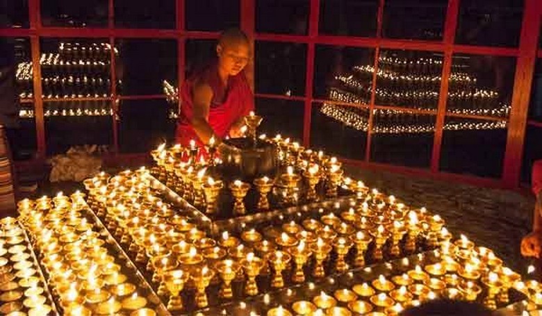 Các nhà sư Tây Tạng tụng kinh cầu nguyện bên những ngọn đèn bơ