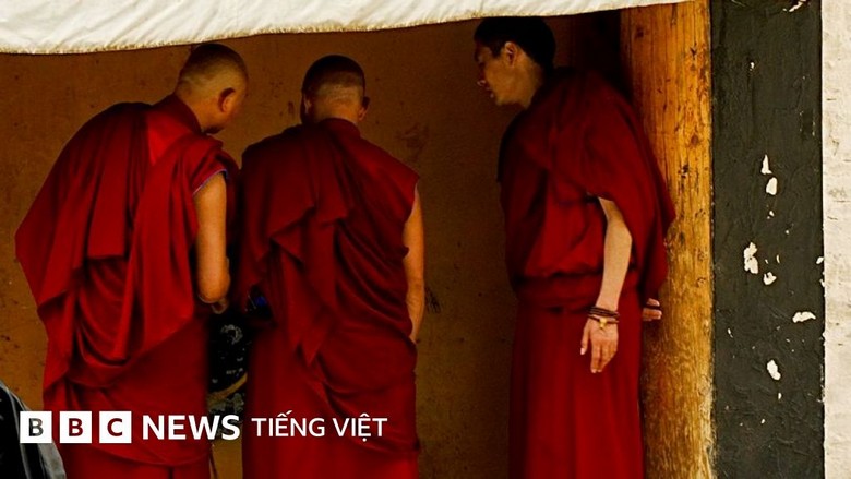 Các nhà sư trong tu viện với mũ và áo choàng đặc trưng của trường phái