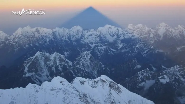 Cảnh mùa thu trời trong xanh nhìn về dãy Himalaya và đỉnh Everest