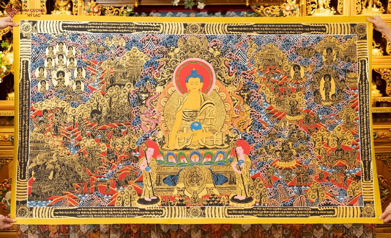 Cận cảnh chi tiết dát vàng tinh xảo trên một bức tranh thangka