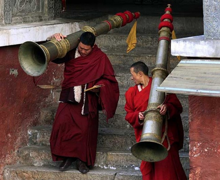 Cận cảnh nhà sư thổi kèn bầu gyaling trong nghi lễ