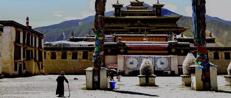 Cổng và tường ngoài tu viện Samye với hàng tháp nhỏ trên đỉnh tường
