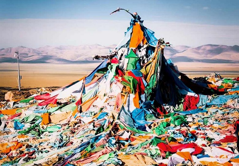 Cờ cầu nguyện ngũ sắc bay trên đèo cao nhìn ra dãy Himalaya