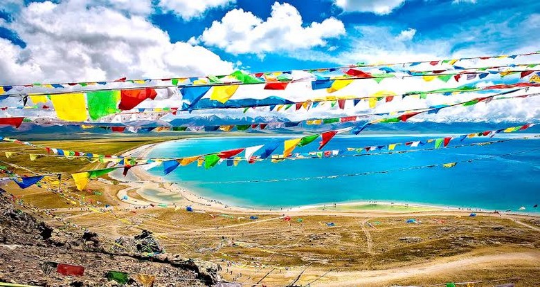 Cờ phướn ngũ sắc và đá mani bên bờ hồ Namtso