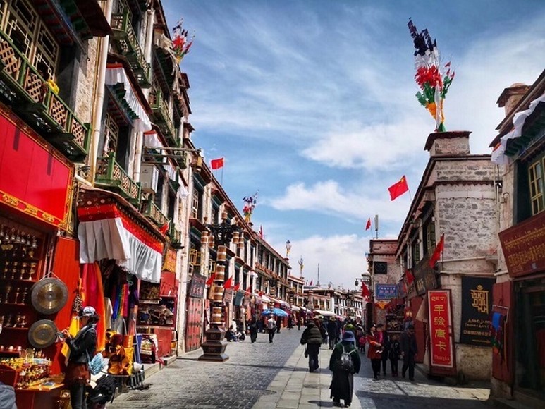  Cửa hàng bán tranh thangka trên phố Barkhor ở Lhasa