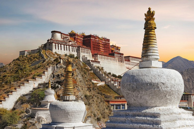 Cung điện Potala nhìn từ đồi Dược Vương lúc hoàng hôn