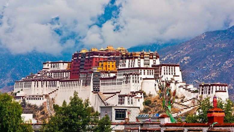 Cung điện Potala nhìn từ xa dưới bầu trời xanh đặc trưng của cao nguyên