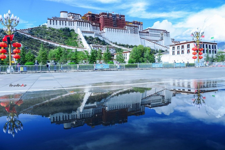 Cung điện Potala phản chiếu trên mặt hồ trong công viên phía sau lúc bình minh