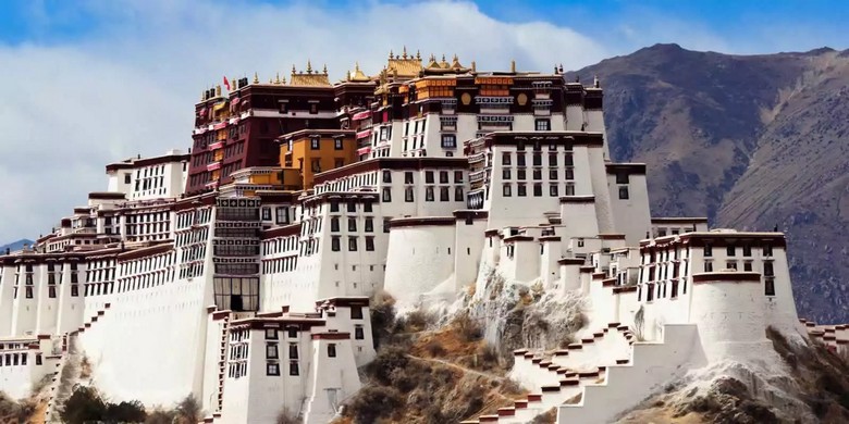  Cung điện Potala trên đồi Marpori ở Lhasa