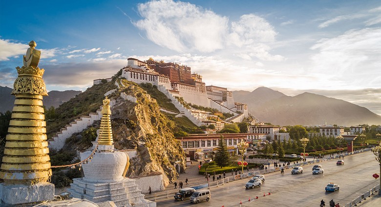  Cung điện Potala trong nắng mùa đông, đường phố ít khách