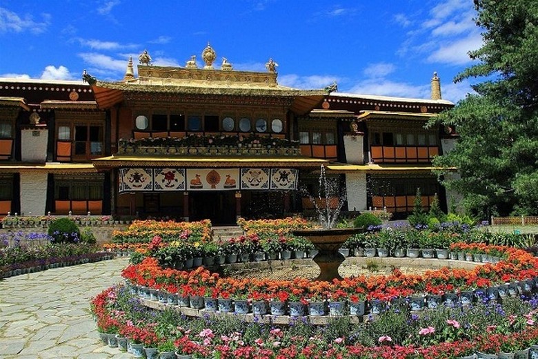 Cung điện mới Takten Migyur trong khuôn viên Norbulingka