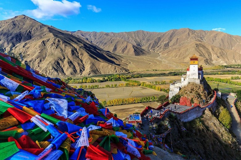 Cung Yumbulagang với tòa tháp vươn cao trên sườn đồi nhìn xuống thung lũng Yarlung