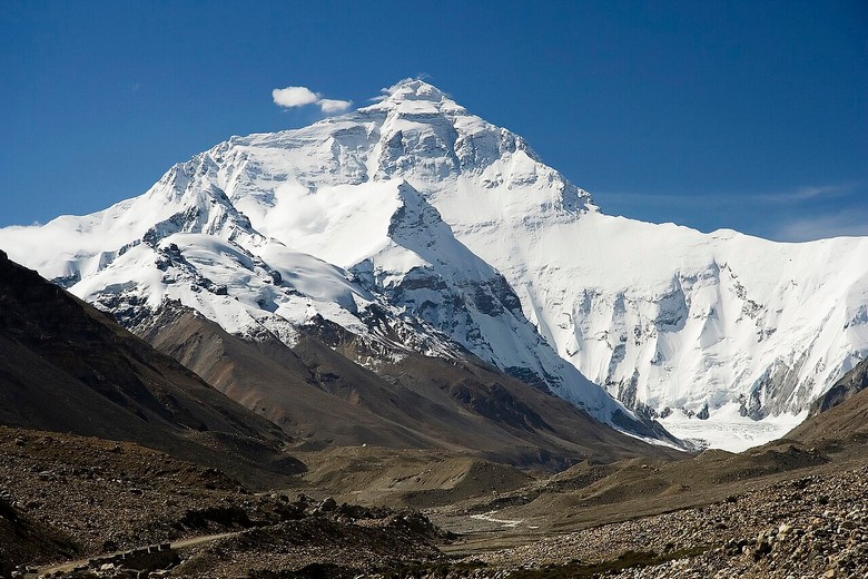 Dãy Himalaya hùng vĩ nhìn từ cao nguyên Tây Tạng