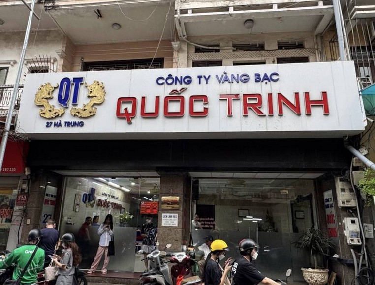 Dãy tiệm vàng và quầy thu đổi ngoại tệ trên phố Hà Trung, Hà Nội