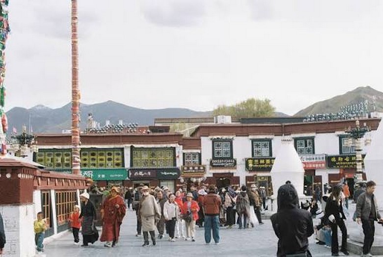 Dòng người Tạng đi kora quanh chùa Jokhang, tay cầm bánh xe cầu nguyện