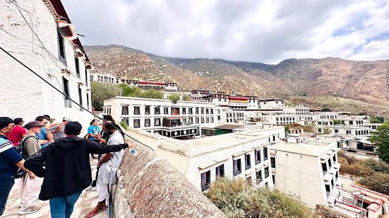 Dòng người leo đồi sau tu viện Drepung từ sáng sớm dự lễ phơi Phật