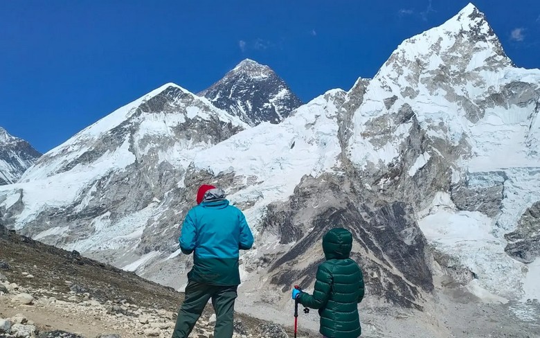 Du khách dùng điện thoại có sóng ở khu vực Trại nền Everest
