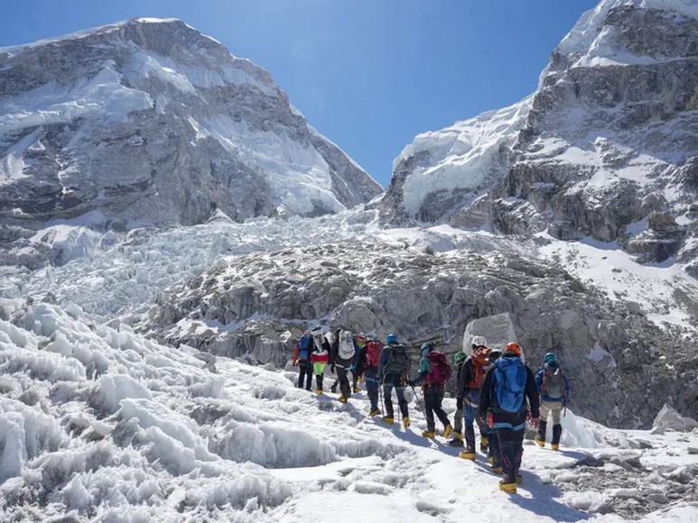 Du khách kiểm tra vạch sóng yếu khi đứng ở khu vực Trại nền Everest