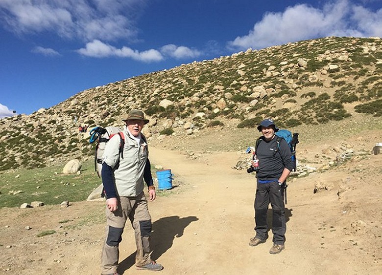 Du khách luyện đi bộ với gậy trekking và balo chuẩn bị cho vòng kora