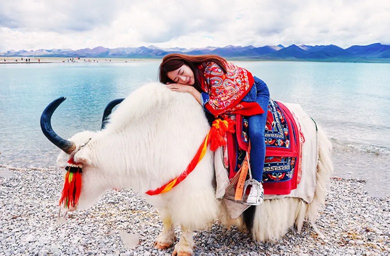 Du khách nghỉ ngơi làm quen độ cao trong ngày đầu ở Lhasa