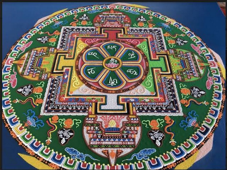 Du khách quan sát một bức tranh mandala nhiều màu trong tu viện Tây Tạng