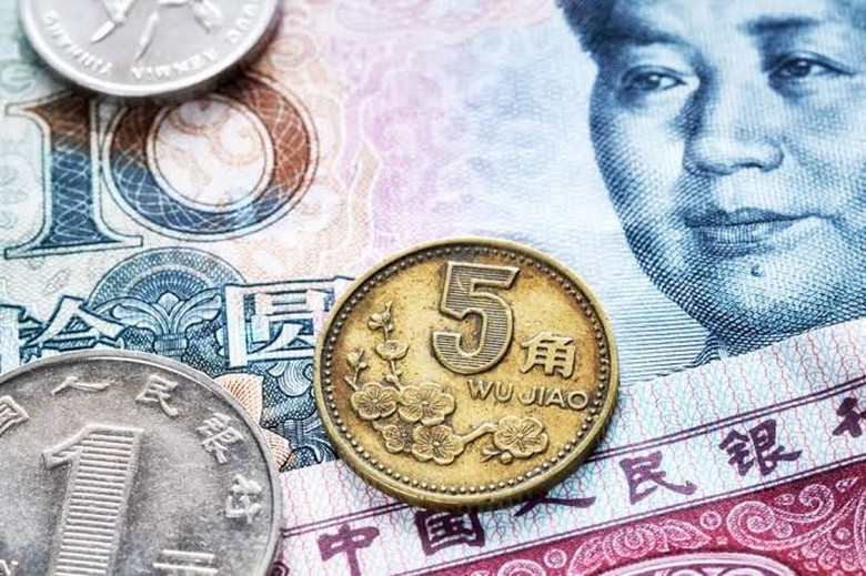 Du khách thanh toán bằng tiền mặt cho hướng dẫn viên ở khu vực cao nguyên Tây Tạng