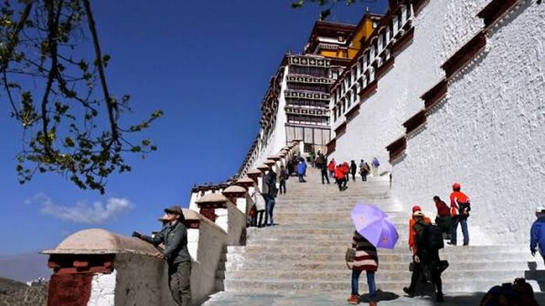 Du khách thong thả nghỉ chân tại quảng trường trước Cung điện Potala