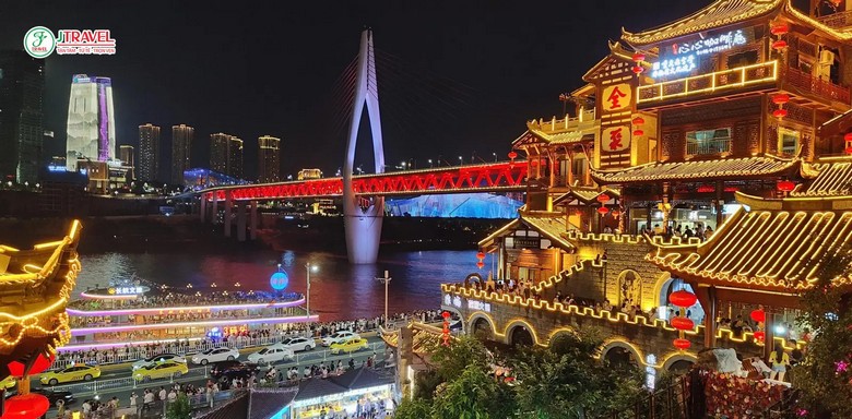 Góc chụp toàn cảnh Hồng Nhai Động nhìn từ cầu Thiên Tứ Môn