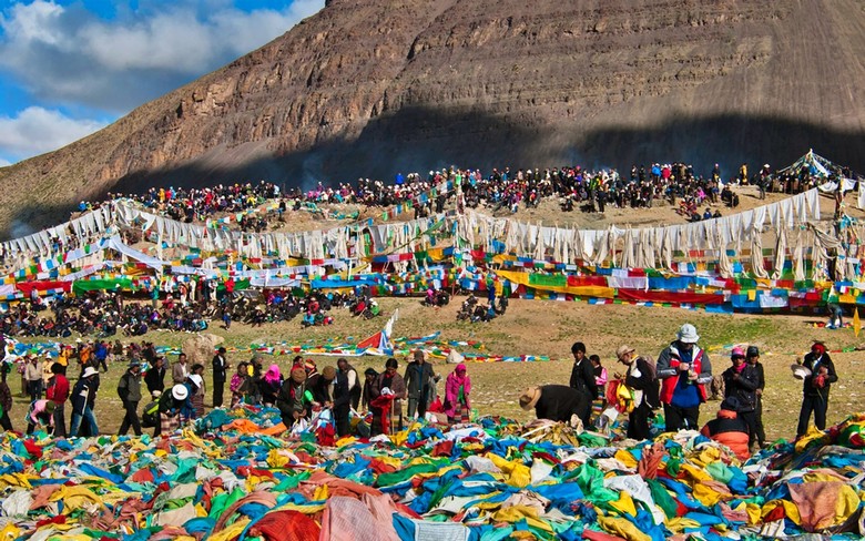 Hàng nghìn người hành hương tụ họp dưới chân núi Kailash dịp Saga Dawa