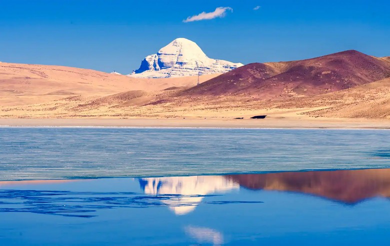Hồ Manasarovar nước trong xanh với dãy núi tuyết phía xa ở vùng Ngari