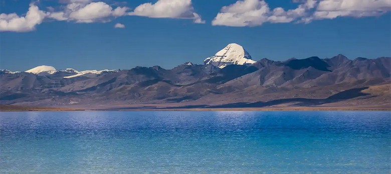 Hồ thiêng Manasarovar với núi Kailash phía xa