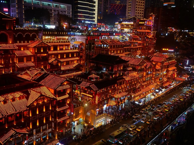 Hồng Nhai Động lên đèn vàng rực bên sông Gia Lăng về đêm