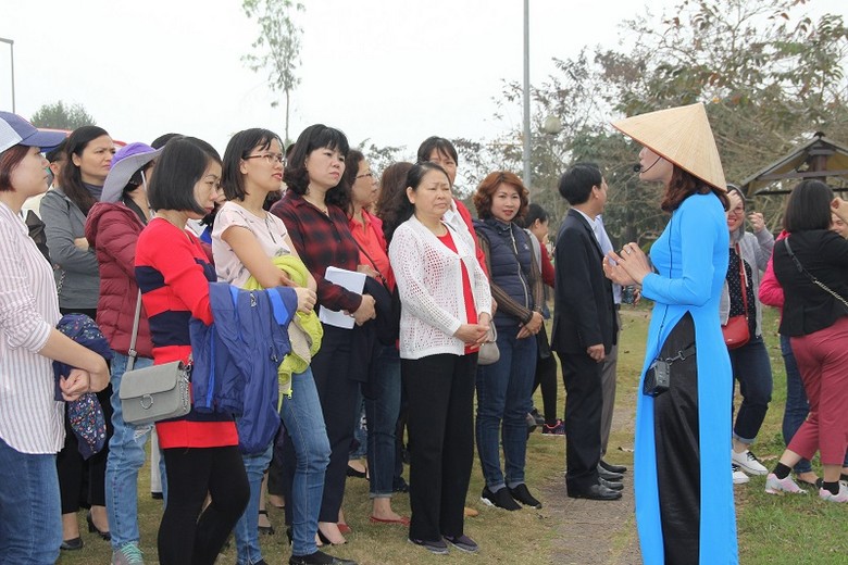 Khách và hướng dẫn viên trao đổi số liên lạc trước khi vào vùng xa