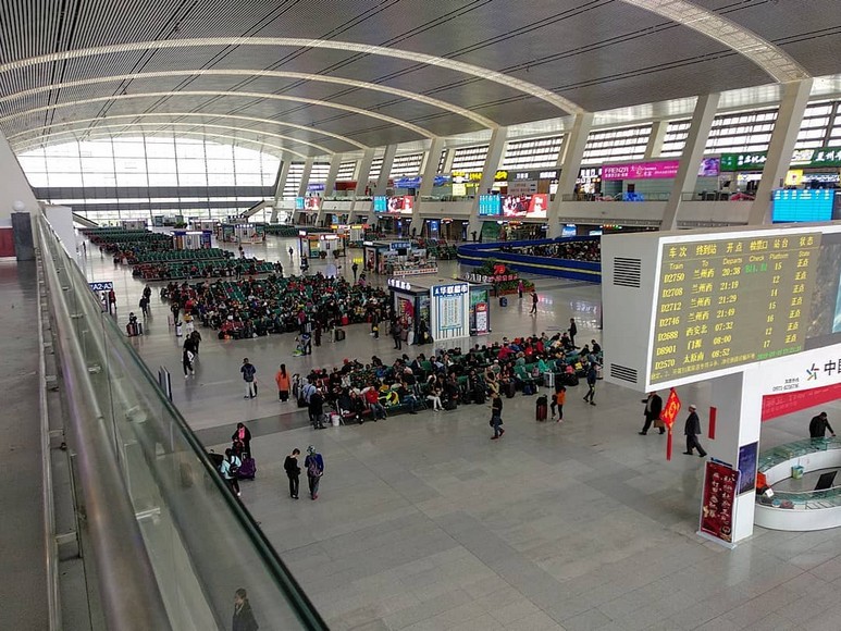 Khoang tàu và khu vực sân bay đông khách vào mùa cao điểm