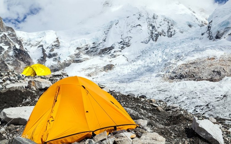 Khu nhà nghỉ lều ở Trại nền Everest với nguồn điện hạn chế