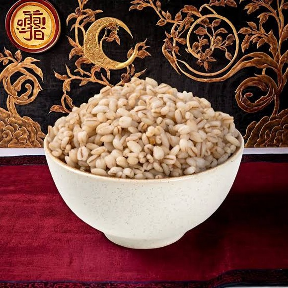  Lúa mạch cao nguyên qingke ủ men trong hũ sành để làm chang