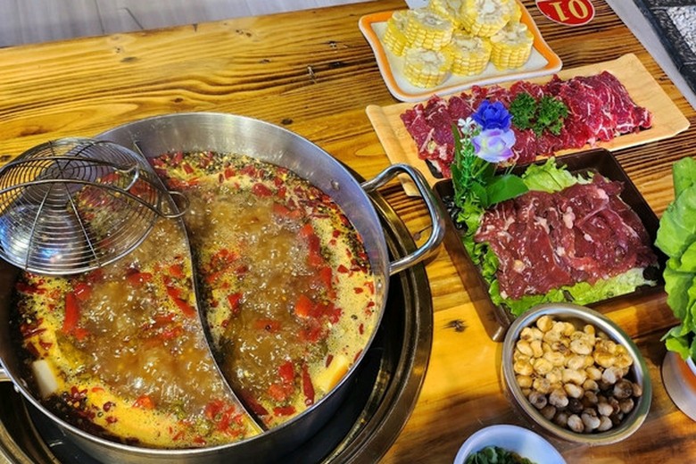Lẩu thịt bò yak với rau và nước dùng cay