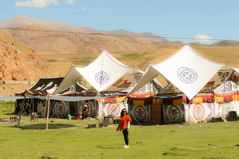 Lều nghỉ của người Tạng dưới trời sao tại khu vực Rongbuk gần Everest