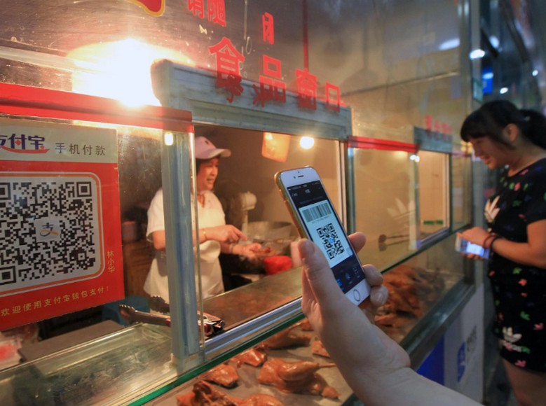 Màn hình điện thoại quét mã QR thanh toán tại một cửa hàng ở Lhasa