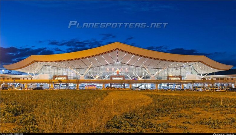 Máy bay tại sân bay Lhasa Gonggar với dãy núi bao quanh