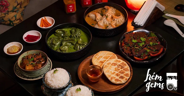 Mâm tiệc với chang, bánh momo và thịt bò yak